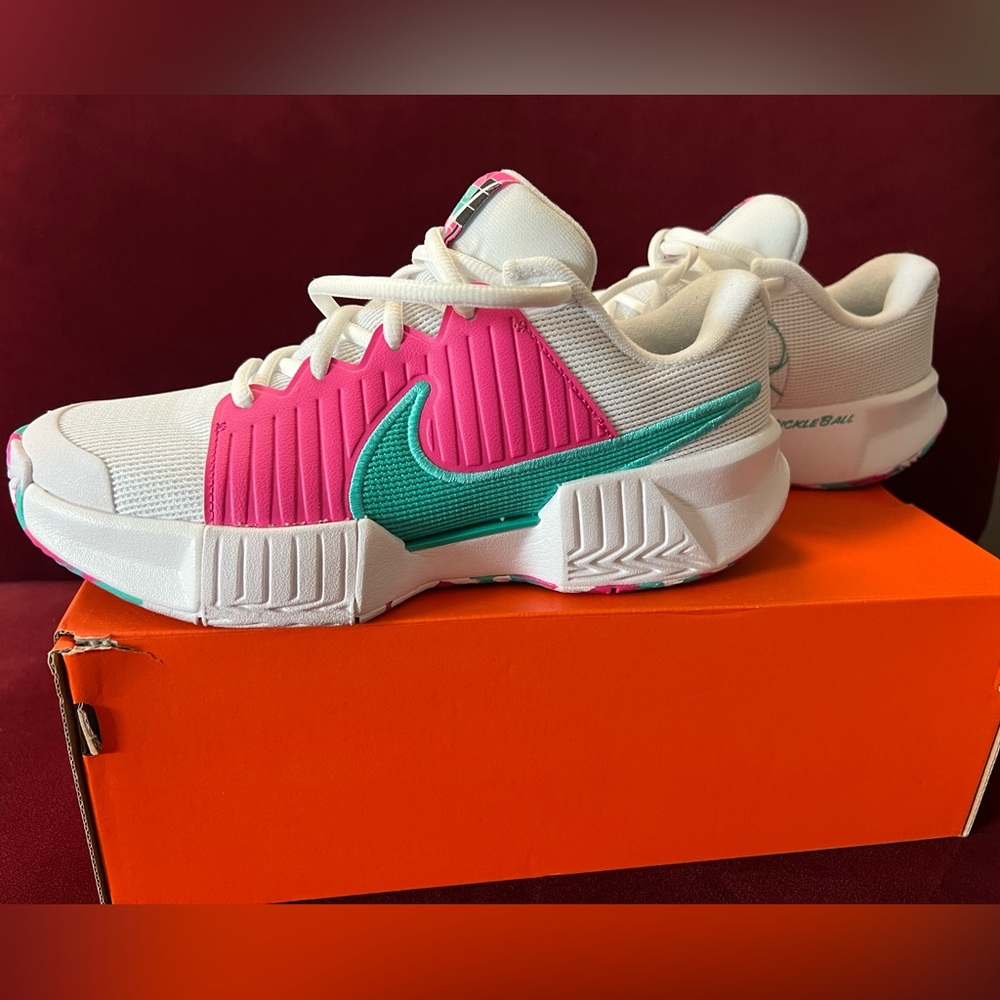 Nike Zoom Challenge
Women's Pickleball Shoes- Size 8